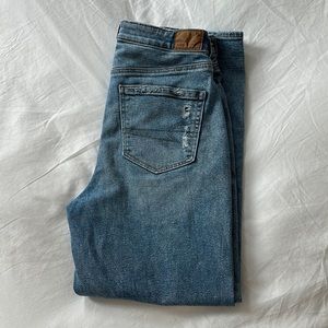 American Eagle | Size 6 | Stretch | Straight Leg | Lightly Ripped Denim